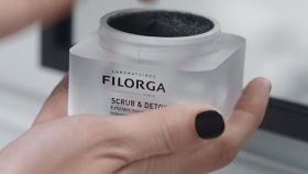 La espuma exfoliante de Filorga purifica la piel con resultados visibles inmediatos.