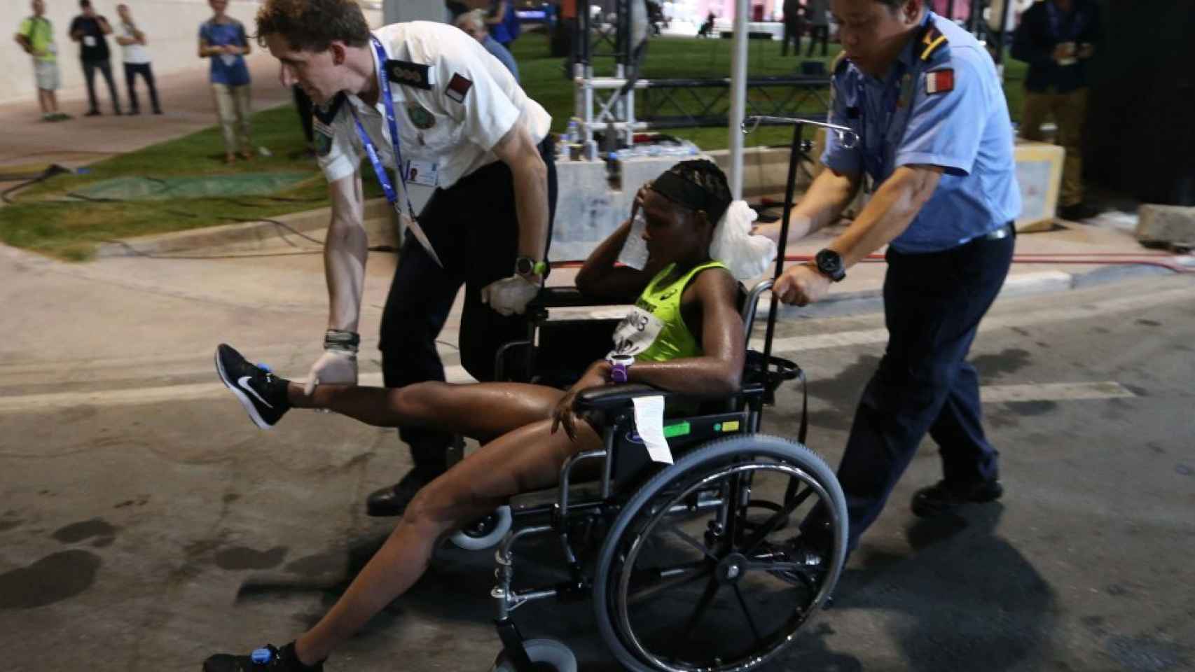 Una corredora es atendida por personal médico en los Mundiales de Doha