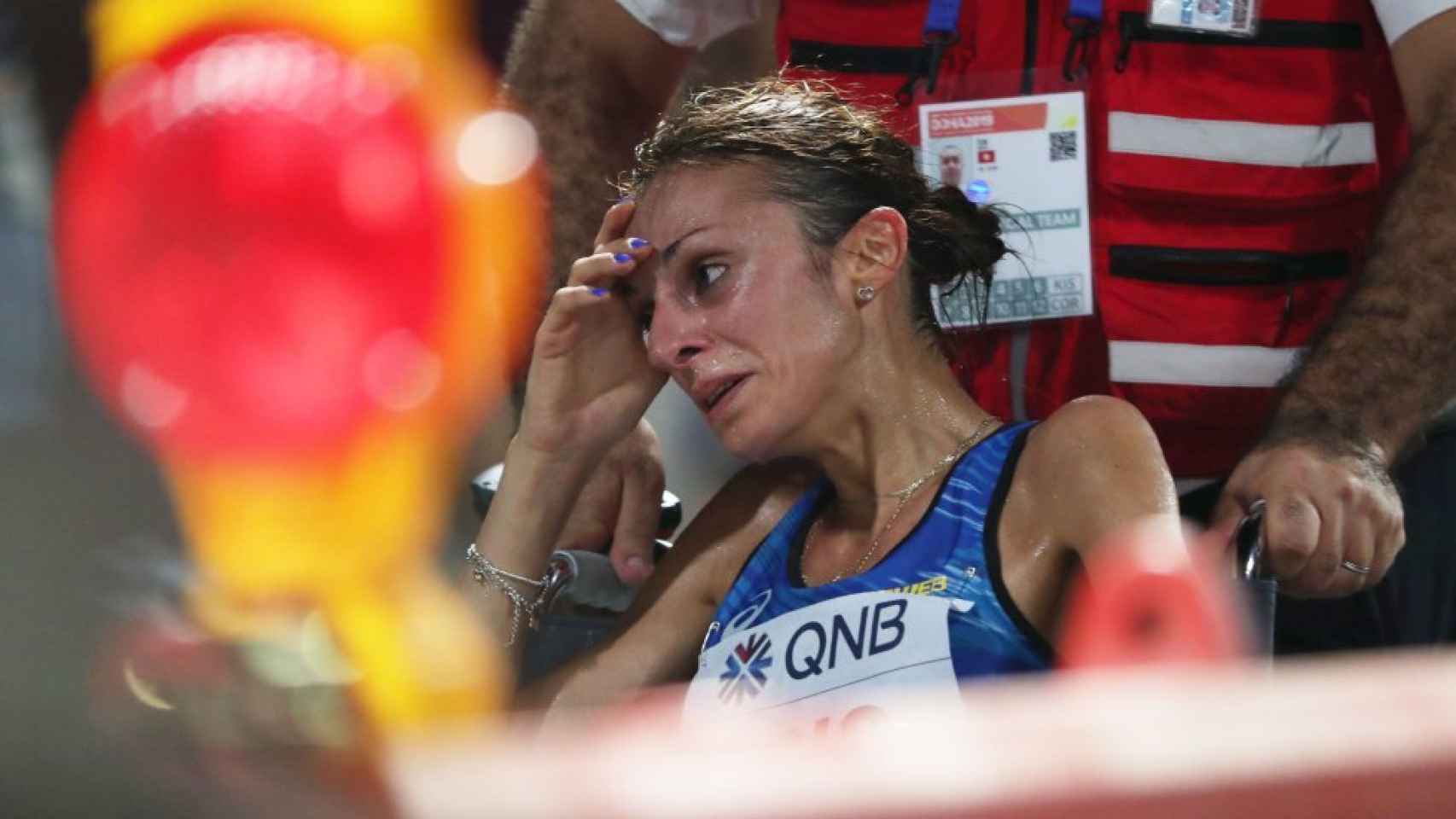 La atleta italiana Giovanna Epis recibe atención médica en los Mundiales de Doha