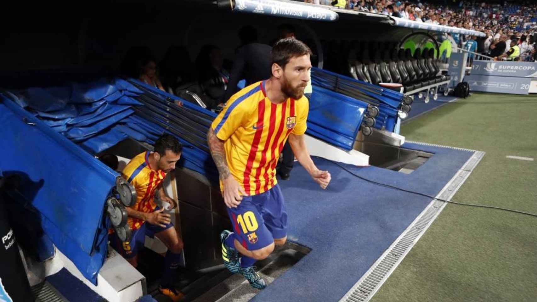 Messi sale a calentar al Santiago Bernabéu con la camiseta de la señera en la Supercopa de España 2017
