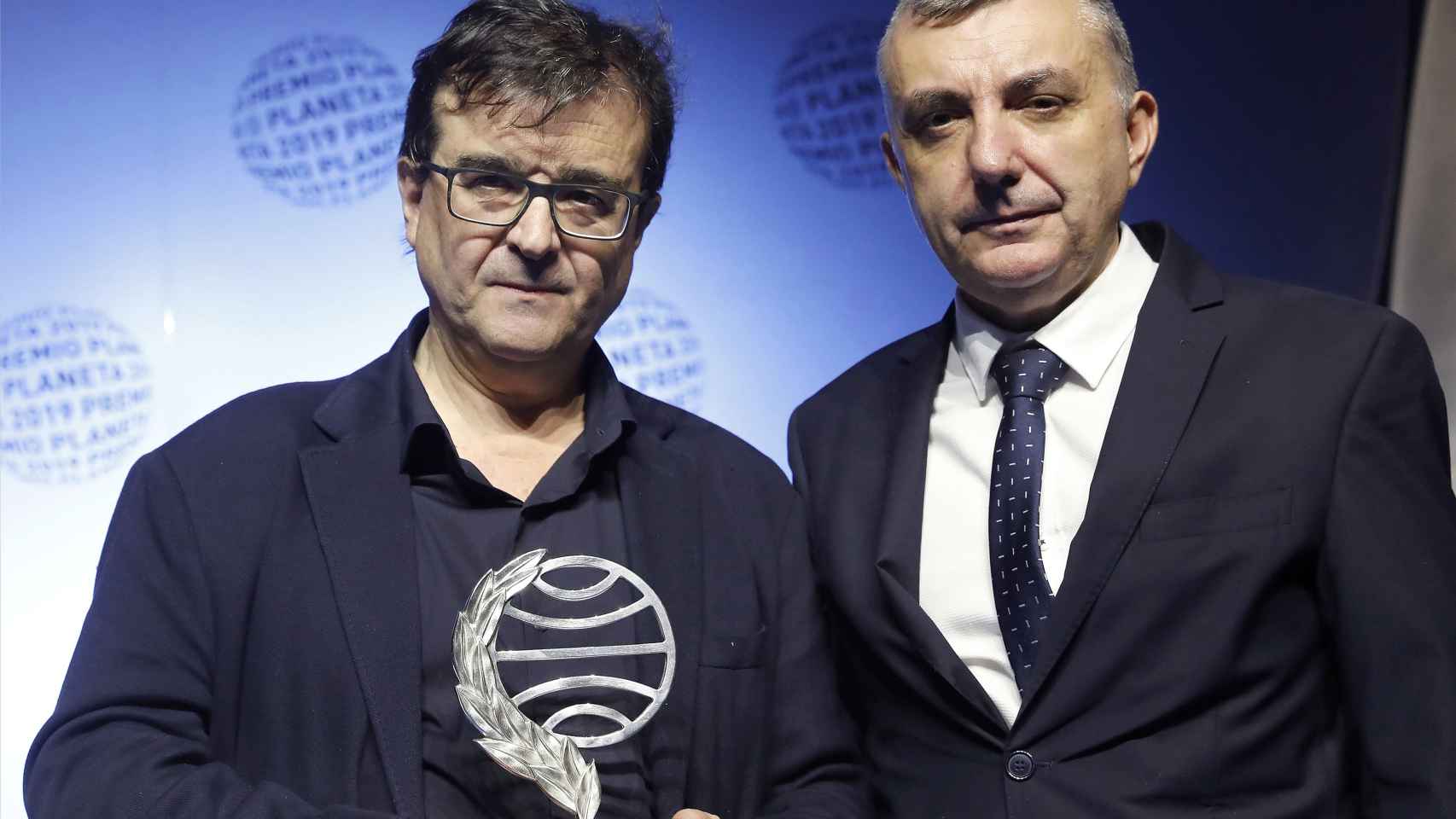 Javier Cercas, ganador del Premio Planeta, junto con el finalista Manuel Vila.