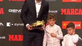 Lionel Messi posa con su sexta bota de oro