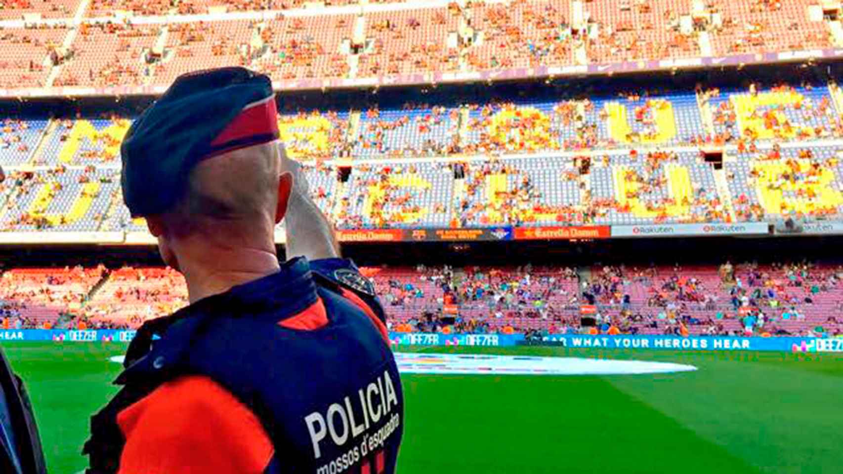 Un Mosso d'Escuadra en el Camp Nou