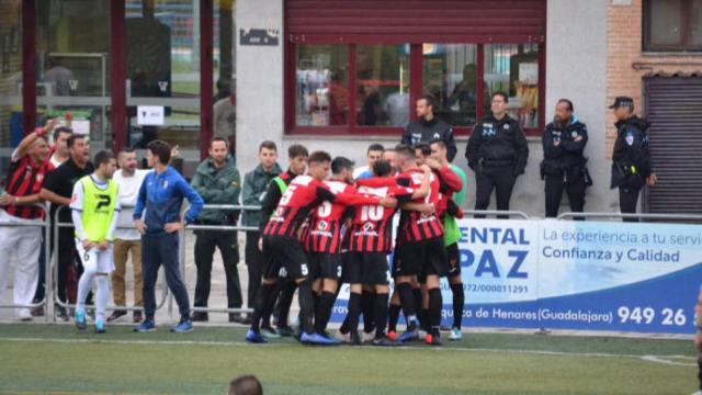 Los jugadores del Azuqueca celebran un gol. Foto: CD Azuqueca