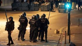 Policías nacionales desplegados en Barcelona ante la crisis de violencia.