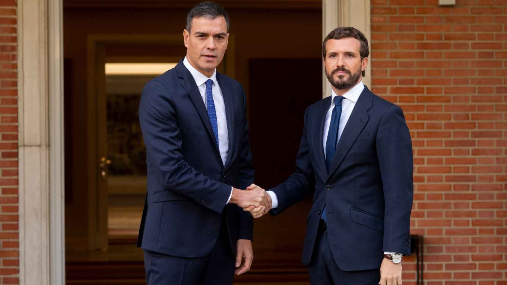 Pablo Casado y Pedro Sánchez posan en la Moncloa momentos antes de reunirse.