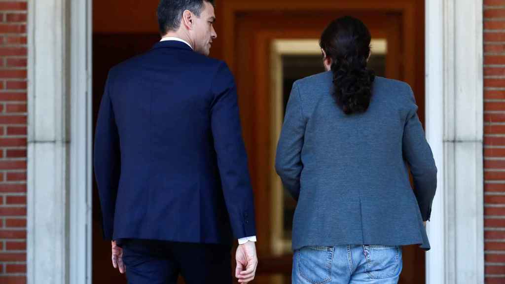 Pablo Iglesias entra al Palacio de la Moncloa junto a Pedro Sánchez.