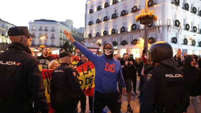 Radicales de extrema derecha durante la concenntración en la Puerta del Sol este miércoles.