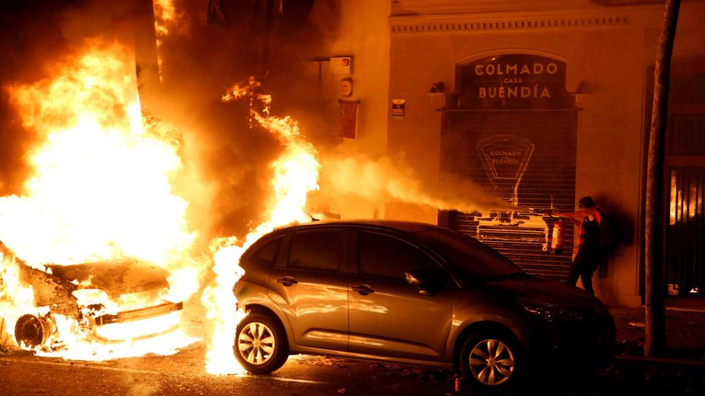 Coches incendiados en las protestas de la tercera noche tras la sentencia del 'procés'