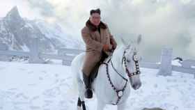 Kim Jong-un sobre un caballo blanco