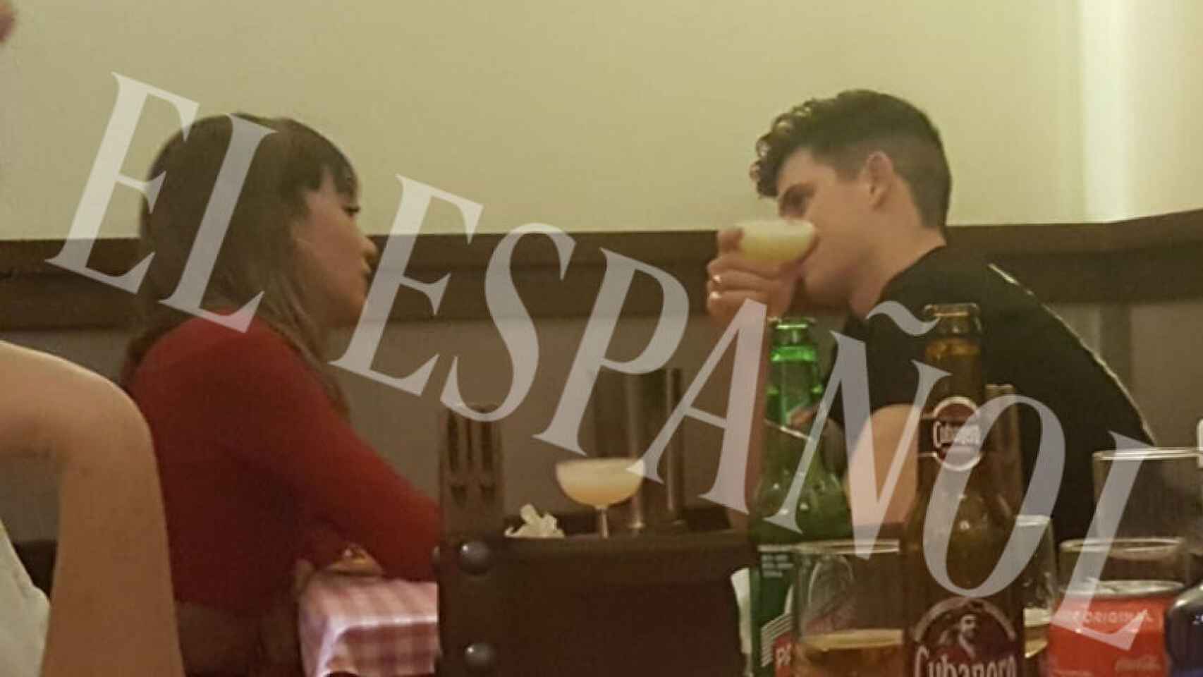 Aitana y Miguel Bernardeau cenando en un restaurante.