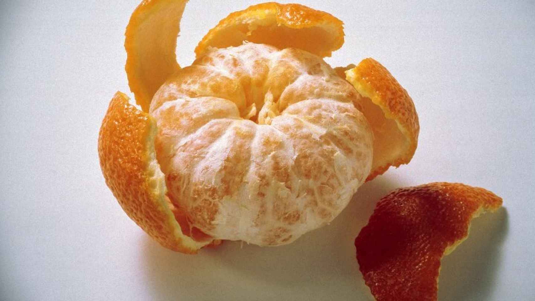 Una deliciosa mandarina pelada.