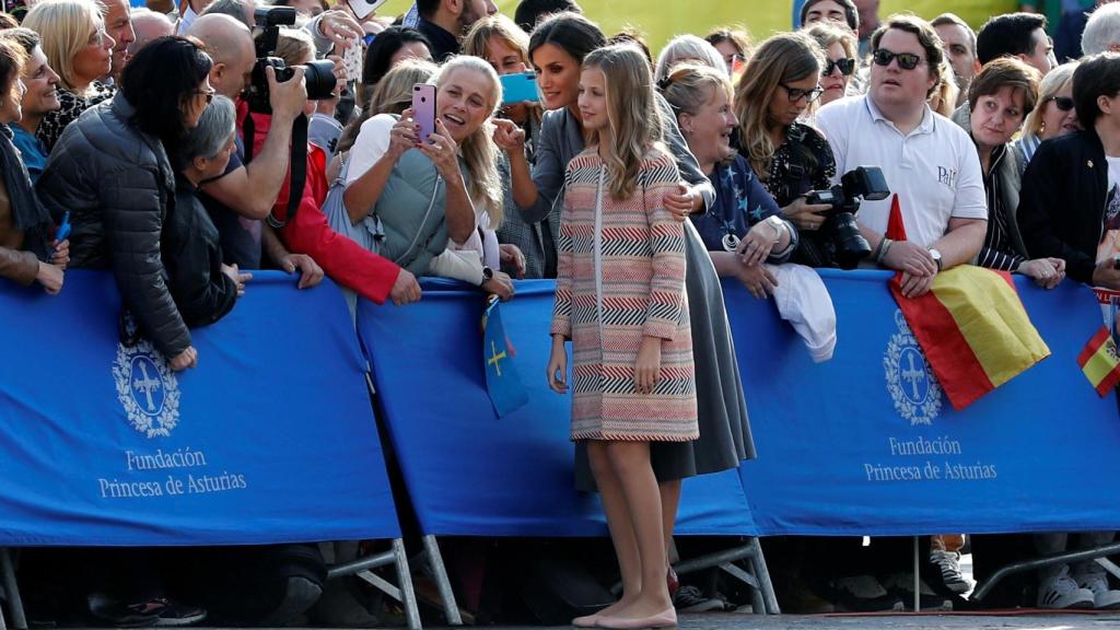 La reina Letizia y la princesa Leonor, haciéndose 'selfies' con los ovetenses.