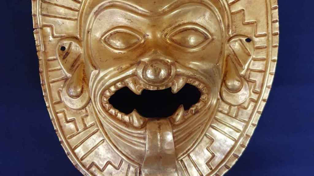 eco pegatina lector Así es la máscara de oro prehispánica 'pillada' en Barajas que iba a ser  vendida por 200.000 euros