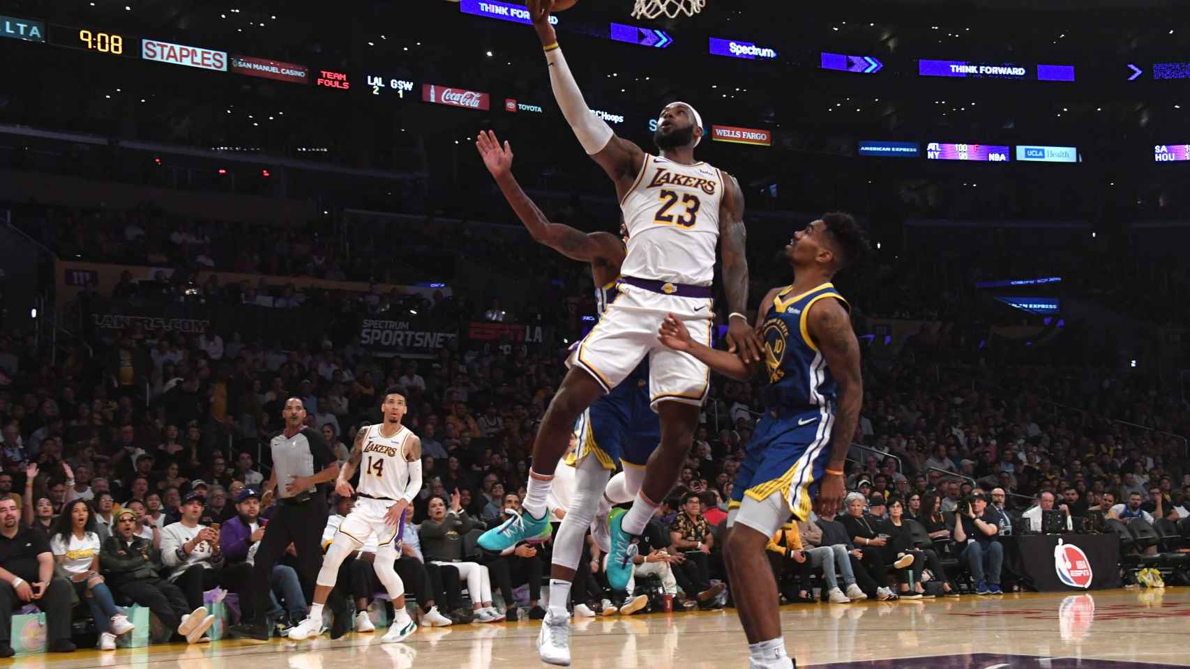 Lebron James contra Golden State.