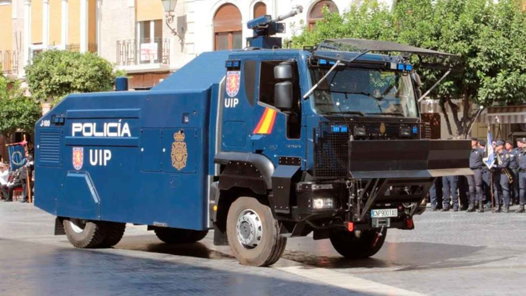 Tanqueta de agua enviada por la Policía Nacional a Cataluña.