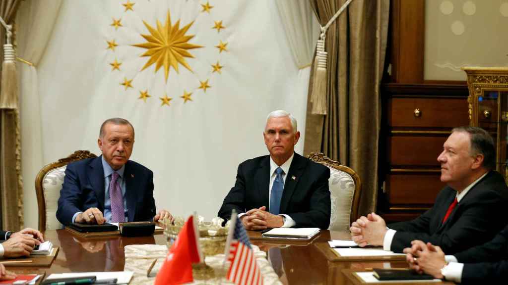 Resultado de imagen para Fotos de Mike Pence y el secretario de Estado, Mike Pompeo reunidos ayer con Erdogan