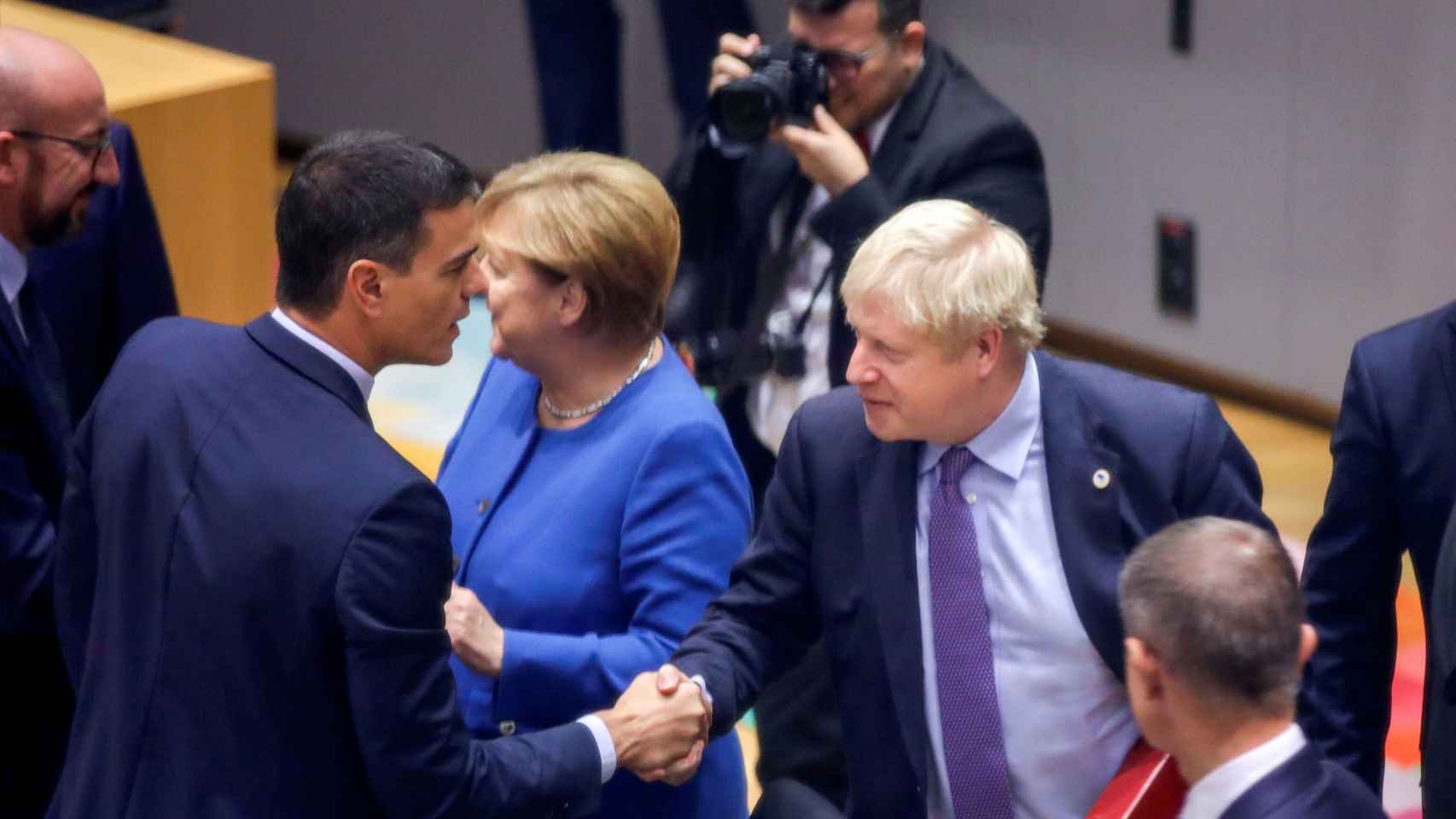Imagen de archivo de Boris Johnson saludando a Pedro Sánchez durante una cumbre del 'brexit'.