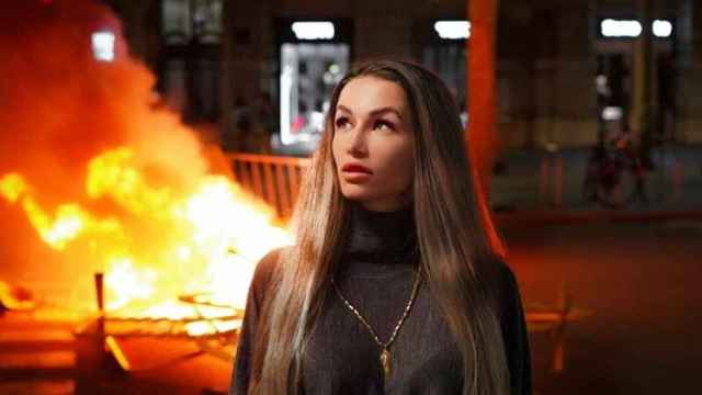 Una 'influencer' rusa posando ante las llamas