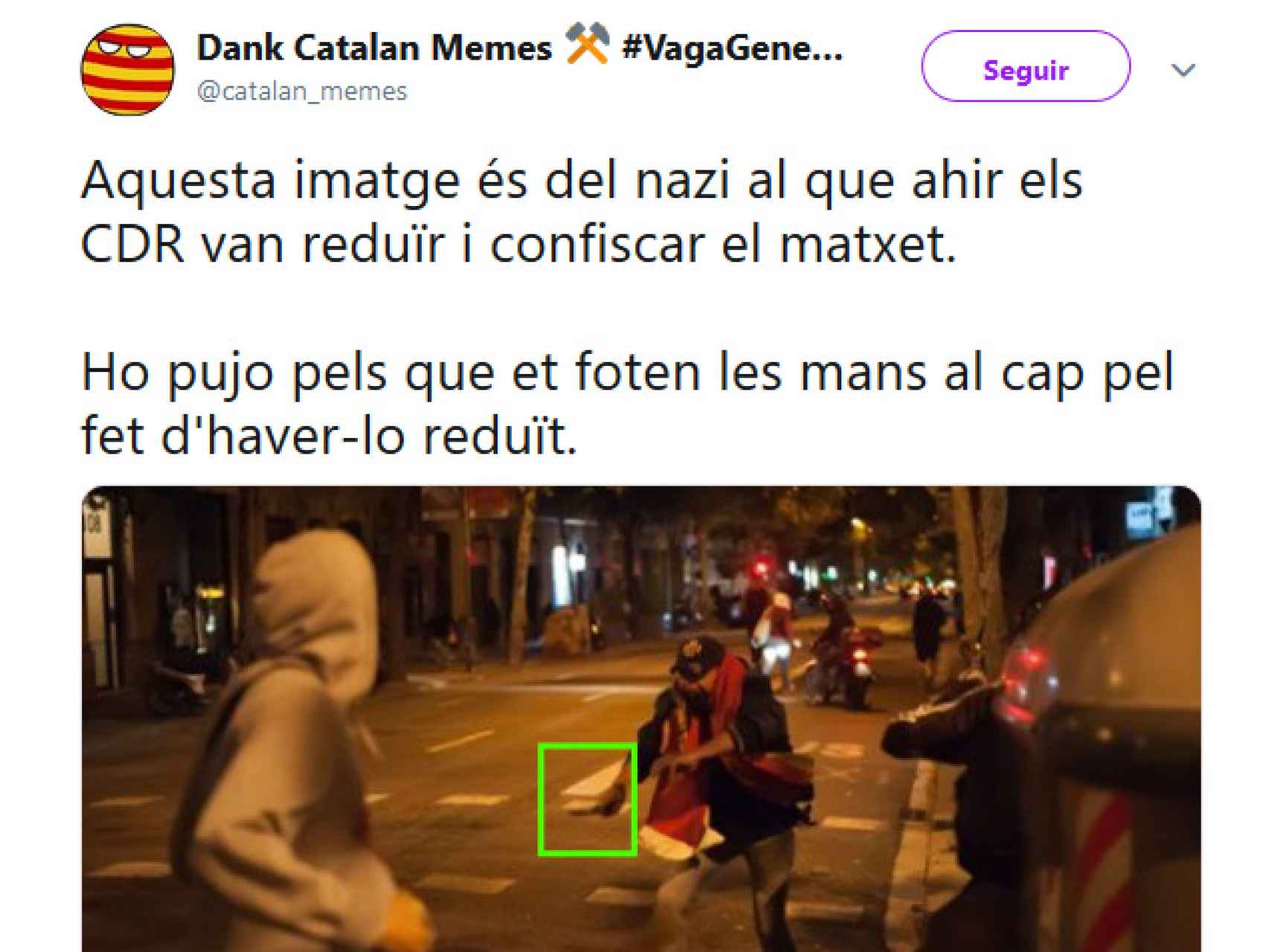Cuenta de Twitter en la que se difundió la imagen de un ultra españolista empuñando un cuchillo.