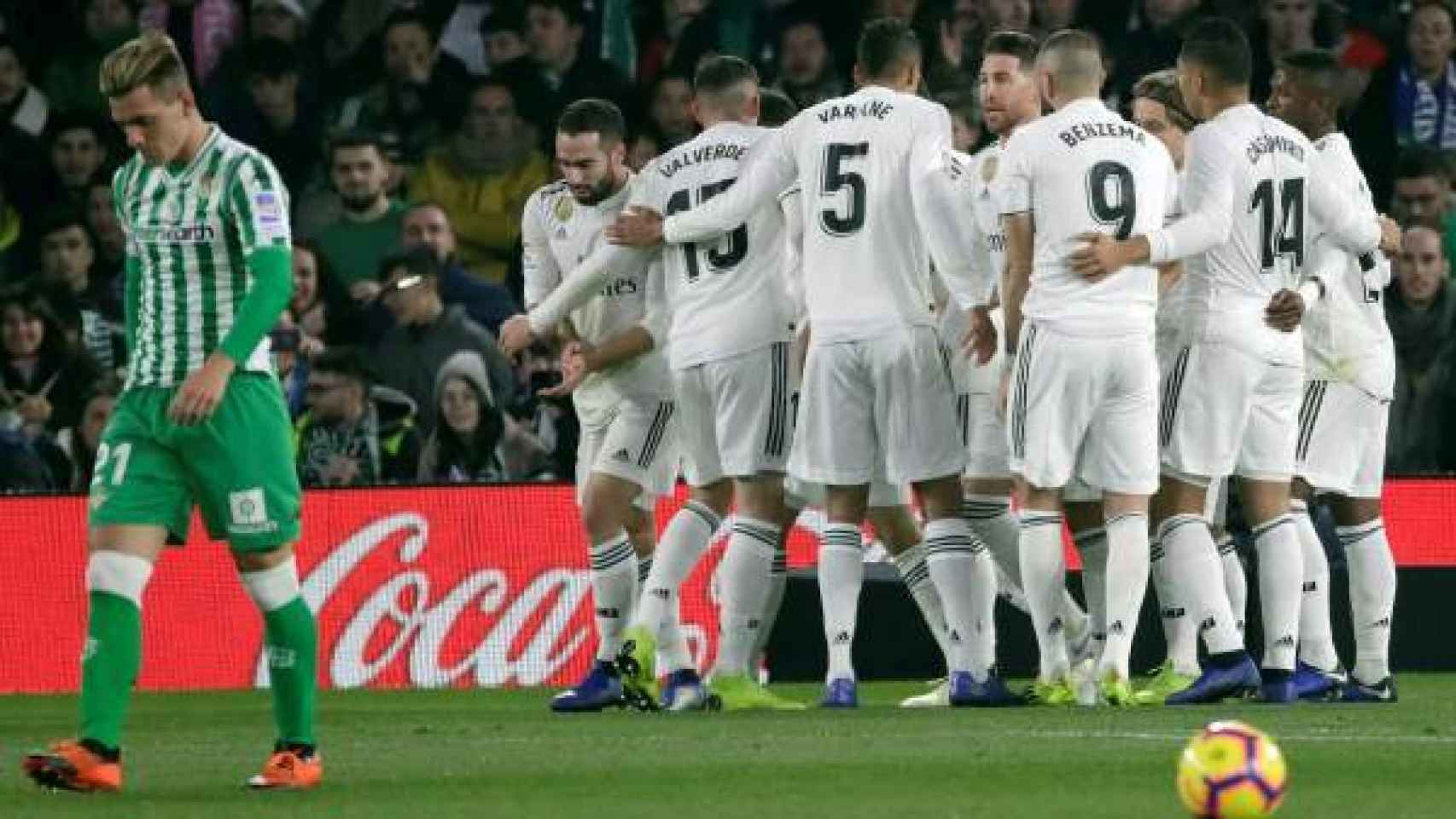 La plantilla del Real Madrid celebra un gol frente al Betis