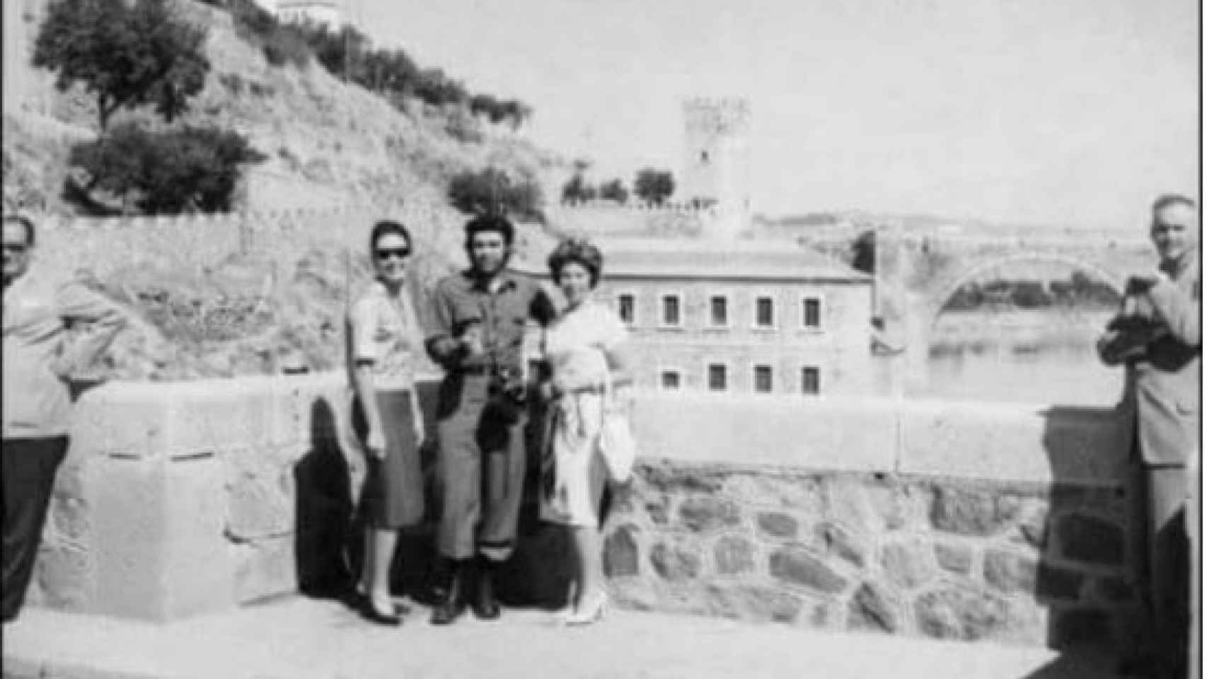 El comandante Guevara junto a dos mujeres en Toledo (1959).