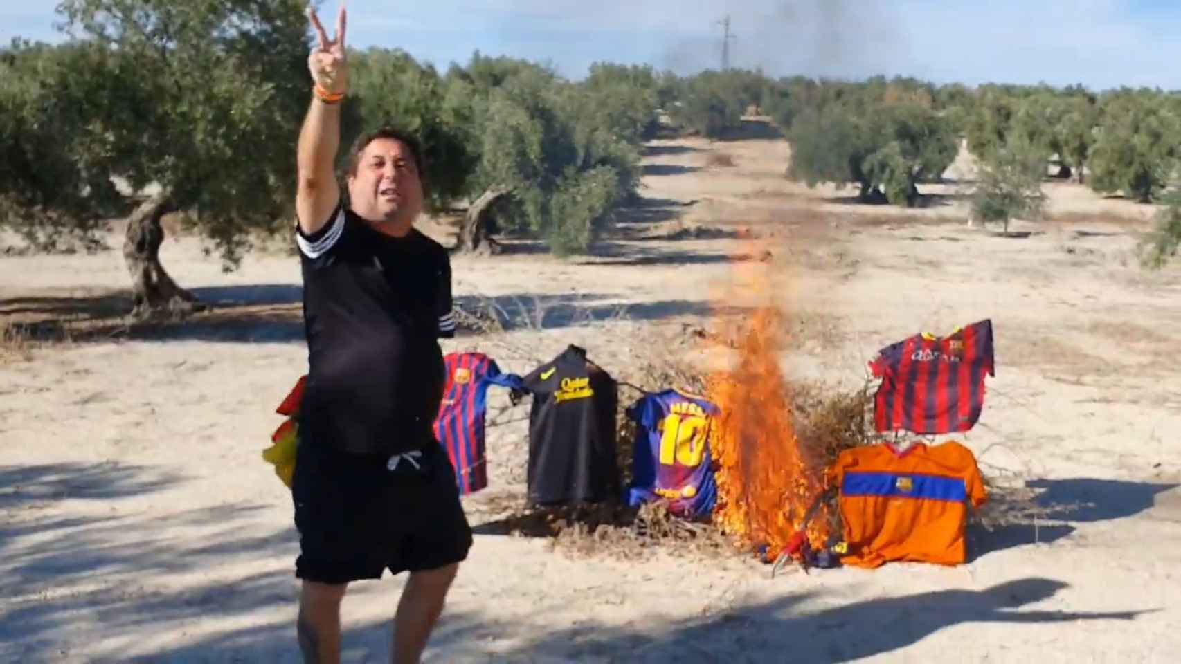 Joaquín, el franquista simpatizante de Vox que quema camisetas del Barça: Sois unos mierdas