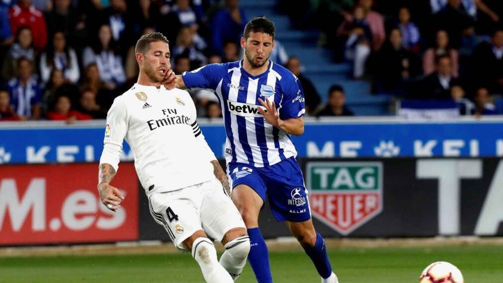 Sergio Ramos pugna por un balón en el Alavés - Real Madrid