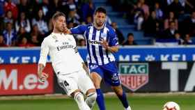 Sergio Ramos pugna por un balón en el Alavés - Real Madrid