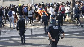 Mossos d'Esquadra dispersan manifestantes en la Ronda Litoral de Barcelona.