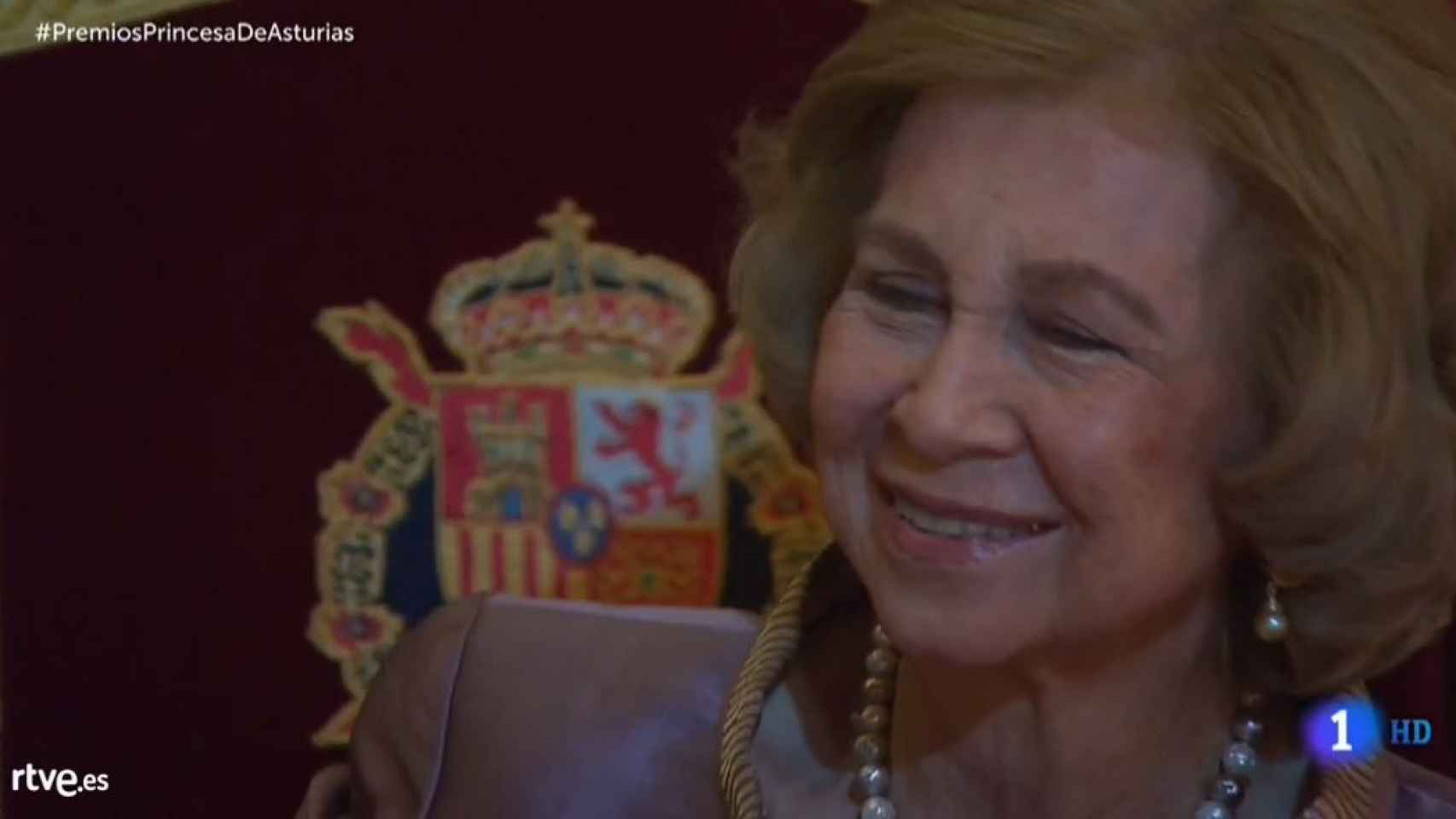 La reina Sofía, escuchando las palabras que le ha dedicado su nieta Leonor.
