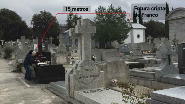 María y Fernando adecentan la tumba de su hija en el Cementerio de Mingorrubio-El Pardo.
