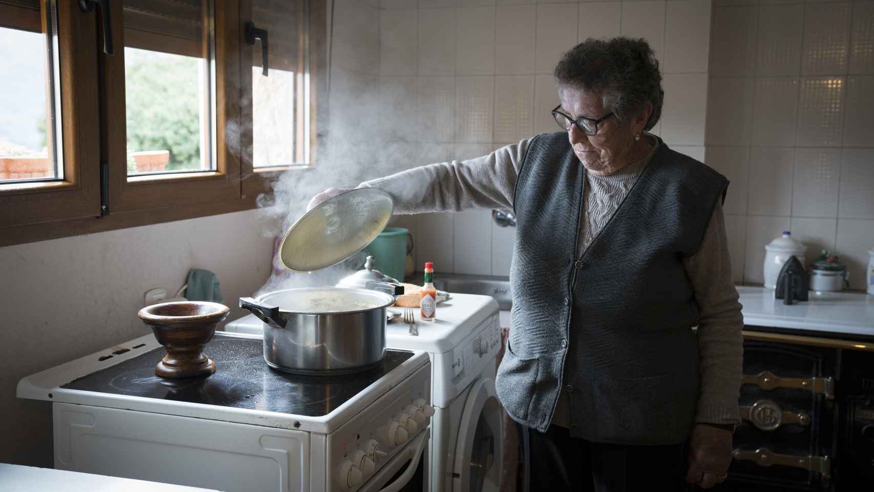 Esta señora de 87 años atiende a EL ESPAÑOL en su casa de Asiegu, Asturias.