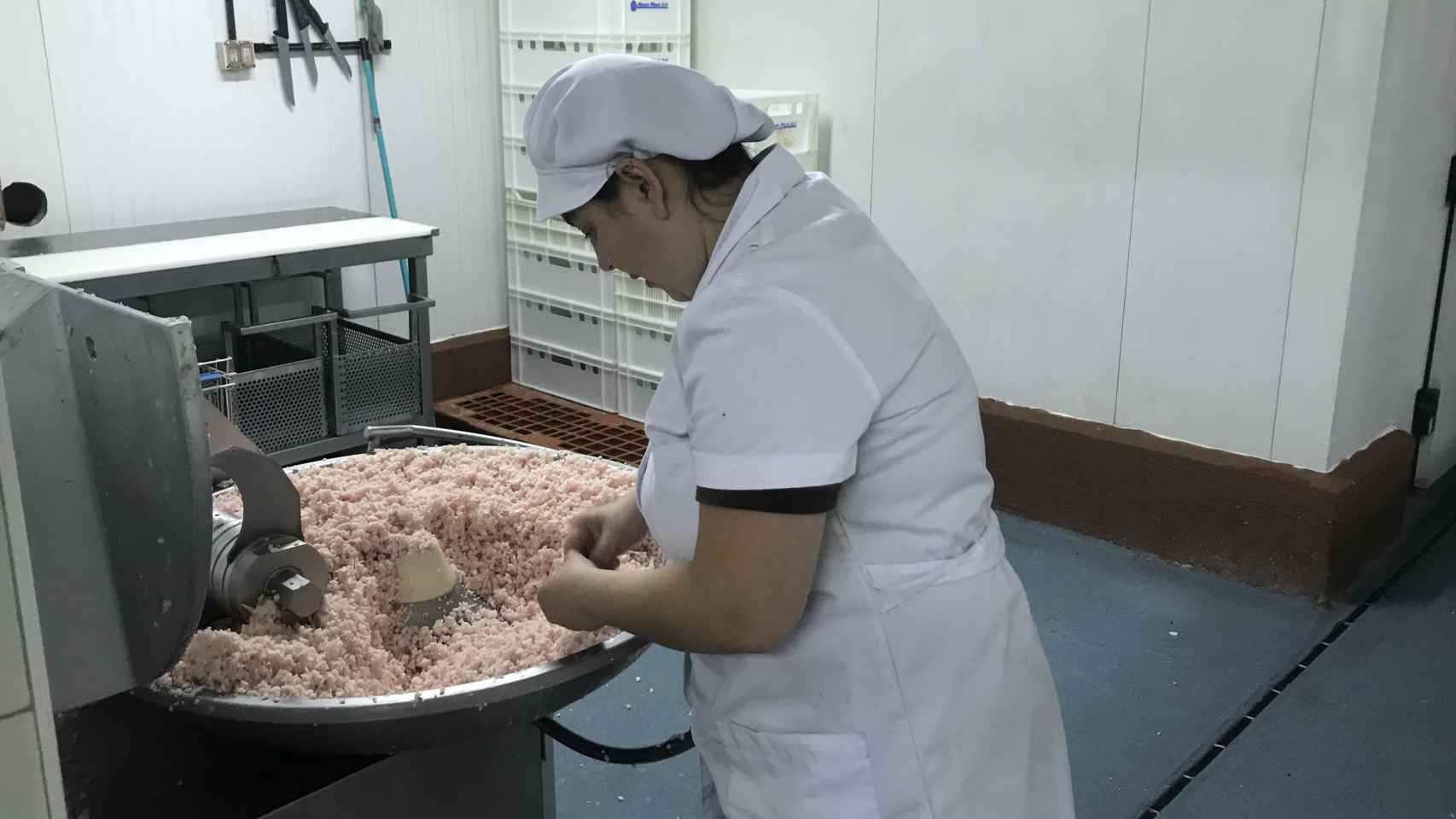 Una trabajadora corta cebollas para fabricar las morcillas.