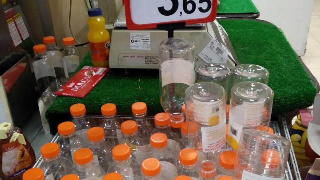 Botellas para exprimir el zumo de naranja.