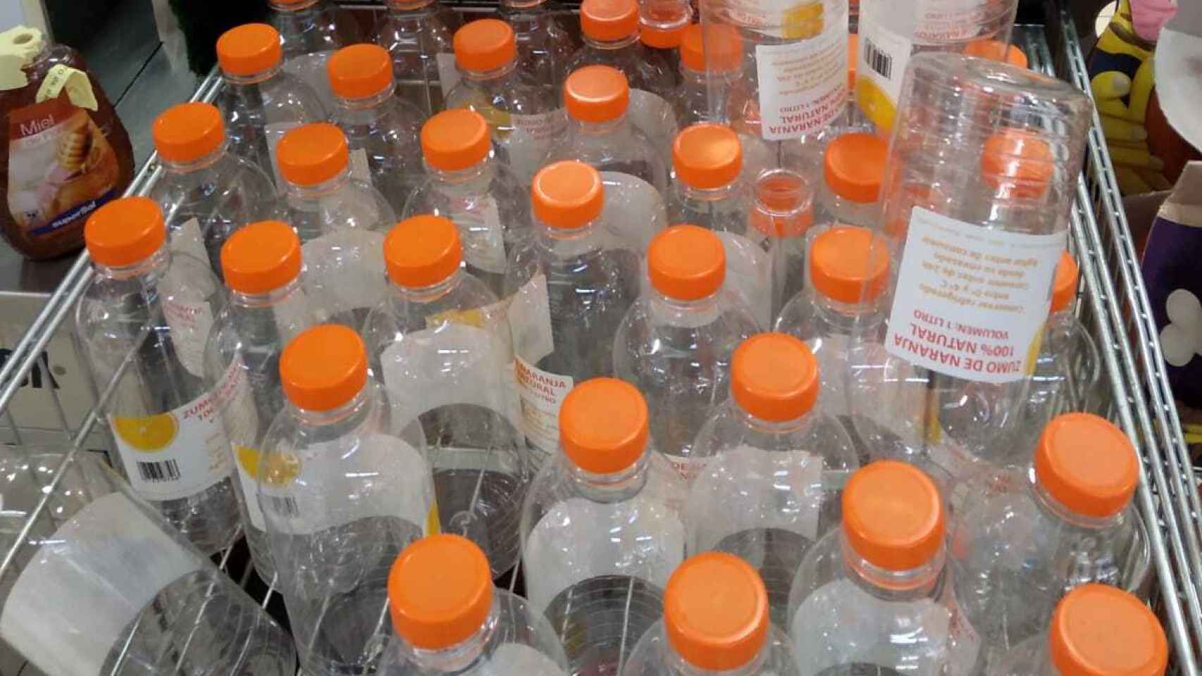 Botellas para exprimir el zumo de naranja.