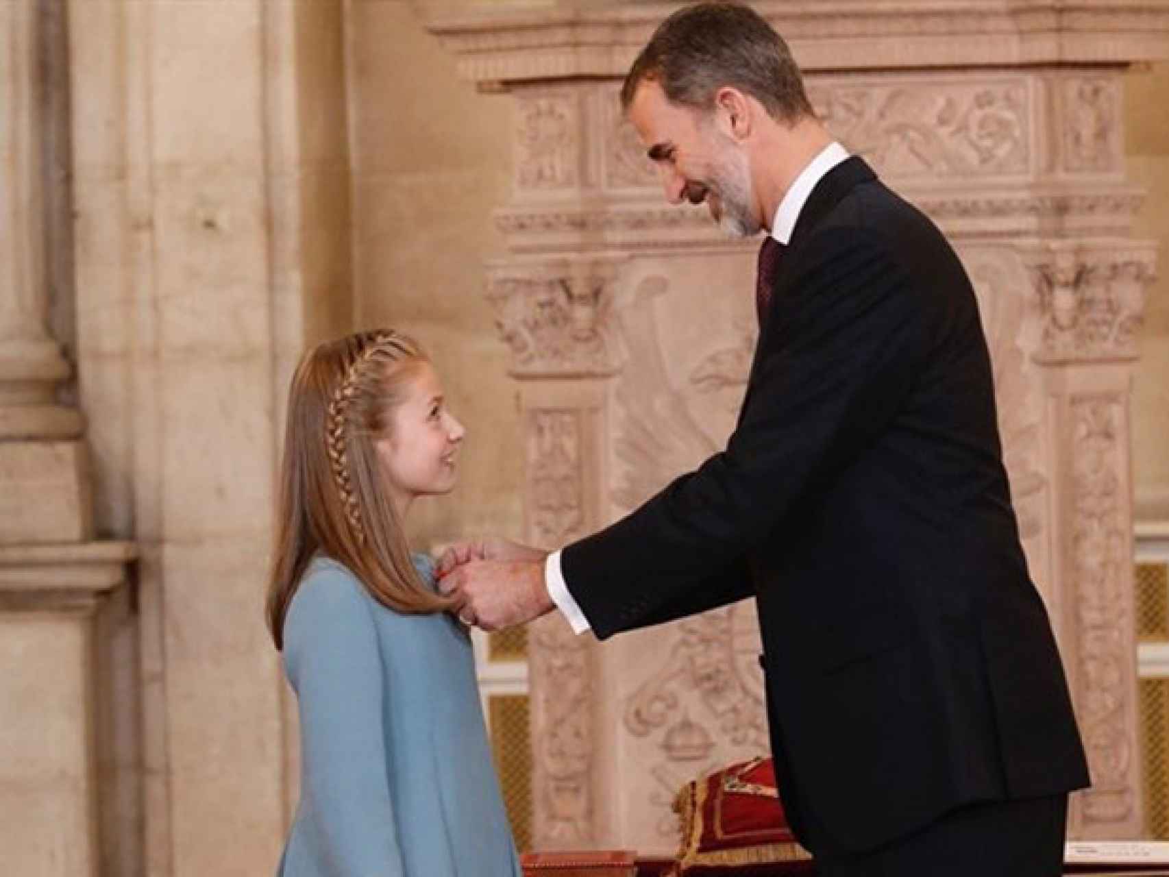 El rey Felipe impuso el Toisón de Oro a su hija, la princesa de Asturias, el día de su 50 cumpleaños, en enero de 2018.