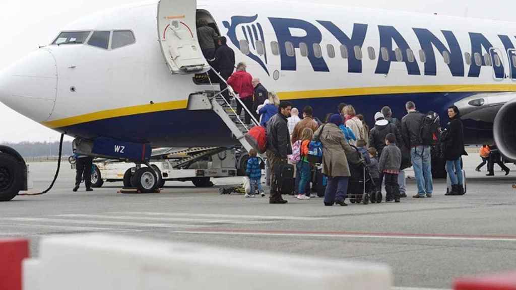 Una foto de archivo de un grupo de viajeros que sube a un avión de Ryanair.
