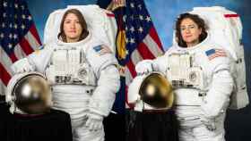 A la izquierda, la astronauta estadounidense Christina Koch; a la derecha, la astronauta Jessica Meir.