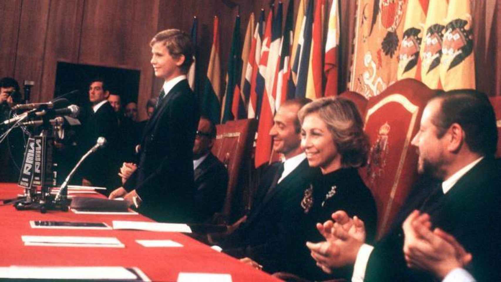 Felipe VI en 1981 pronunciando el discurso junto a sus padres.