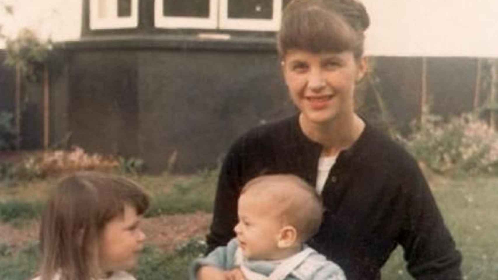 Plath con sus hijos en Devon, en 1962