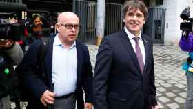 Puigdemont sale el viernes de la fiscalía de Bruselas tras 24 horas de detención, con su abogado, Gonzalo Boye.