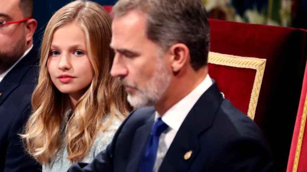 El rey Felipe y la princesa Leonor durante la ceremonia de entrega de los Premios Princesa de Asturias 2019.