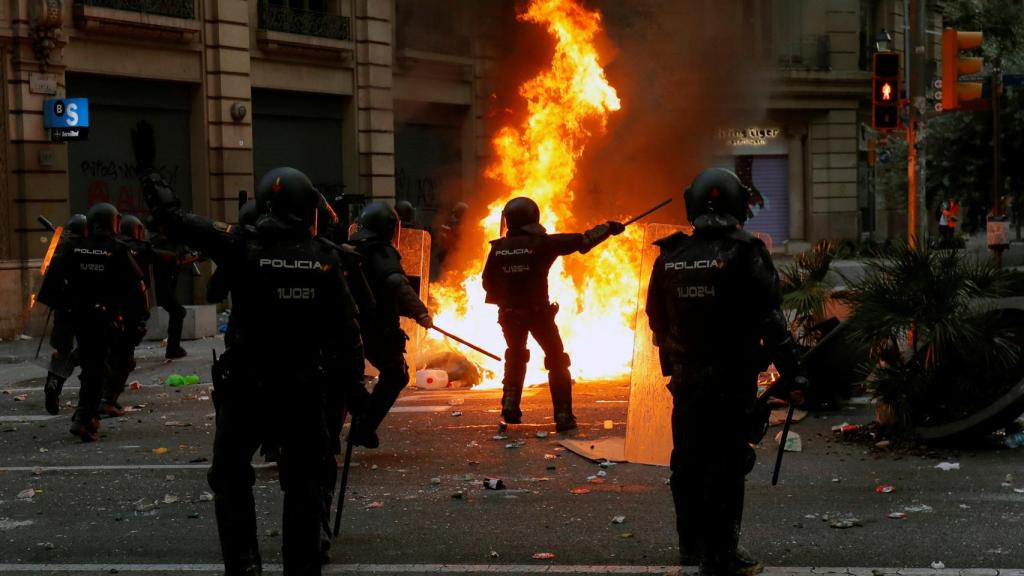 Agentes tratando de sofocar los disturbios en Via Laietana.