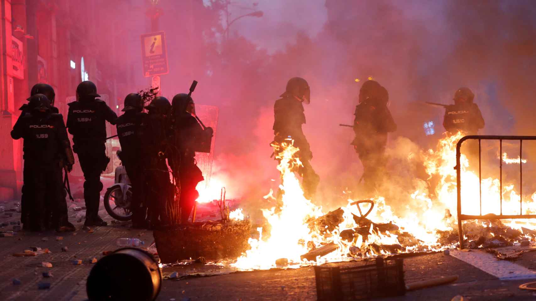 En imágenes: los violentos roban el protagonismo a los manifestantes incendiando de nuevo Barcelona