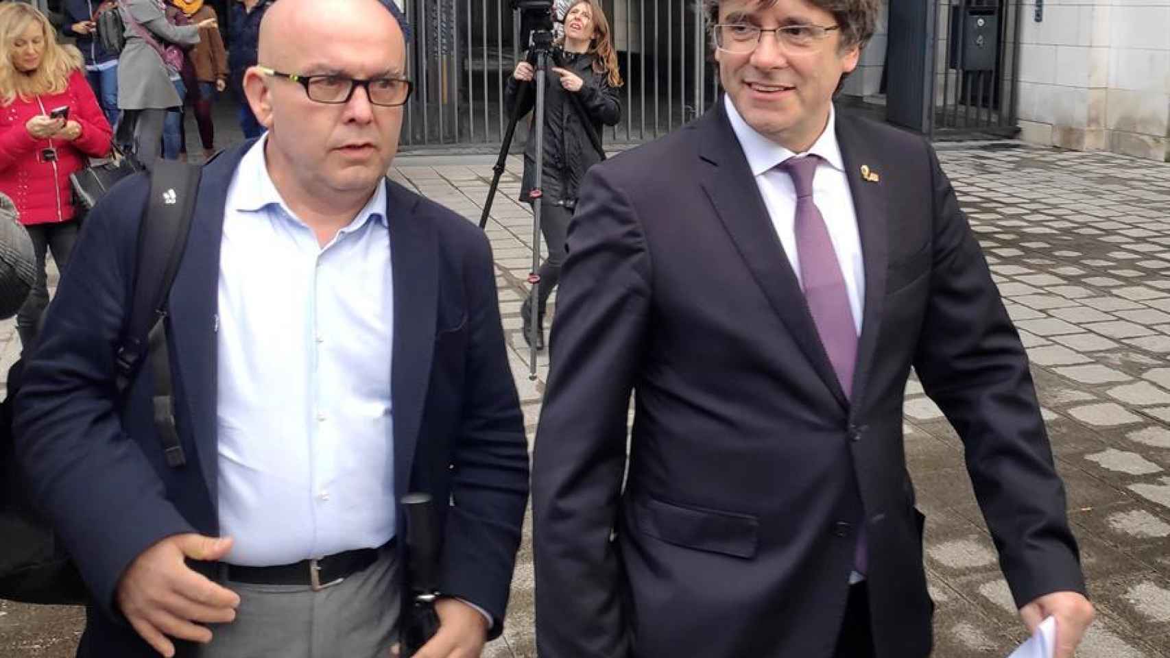 Calres Puigdemont y Gonzalo Boye en Bélgica.