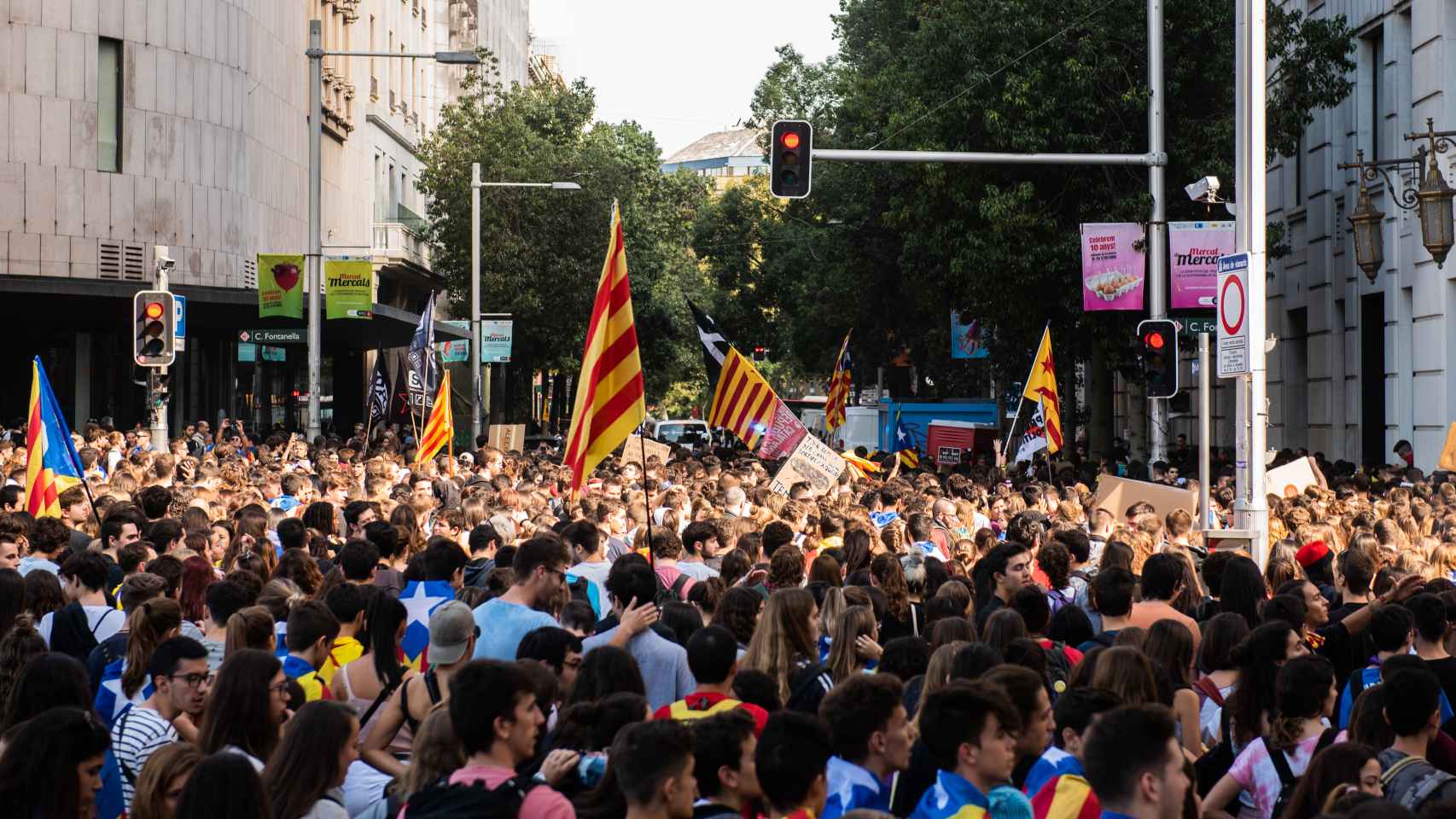 Manifestación de estudiantes a las puertas del Parlament de Cataluña el jueves.