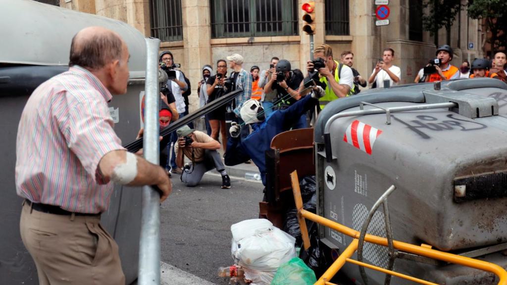 José, este viernes, tratando de frenar la violencia de los radicales.
