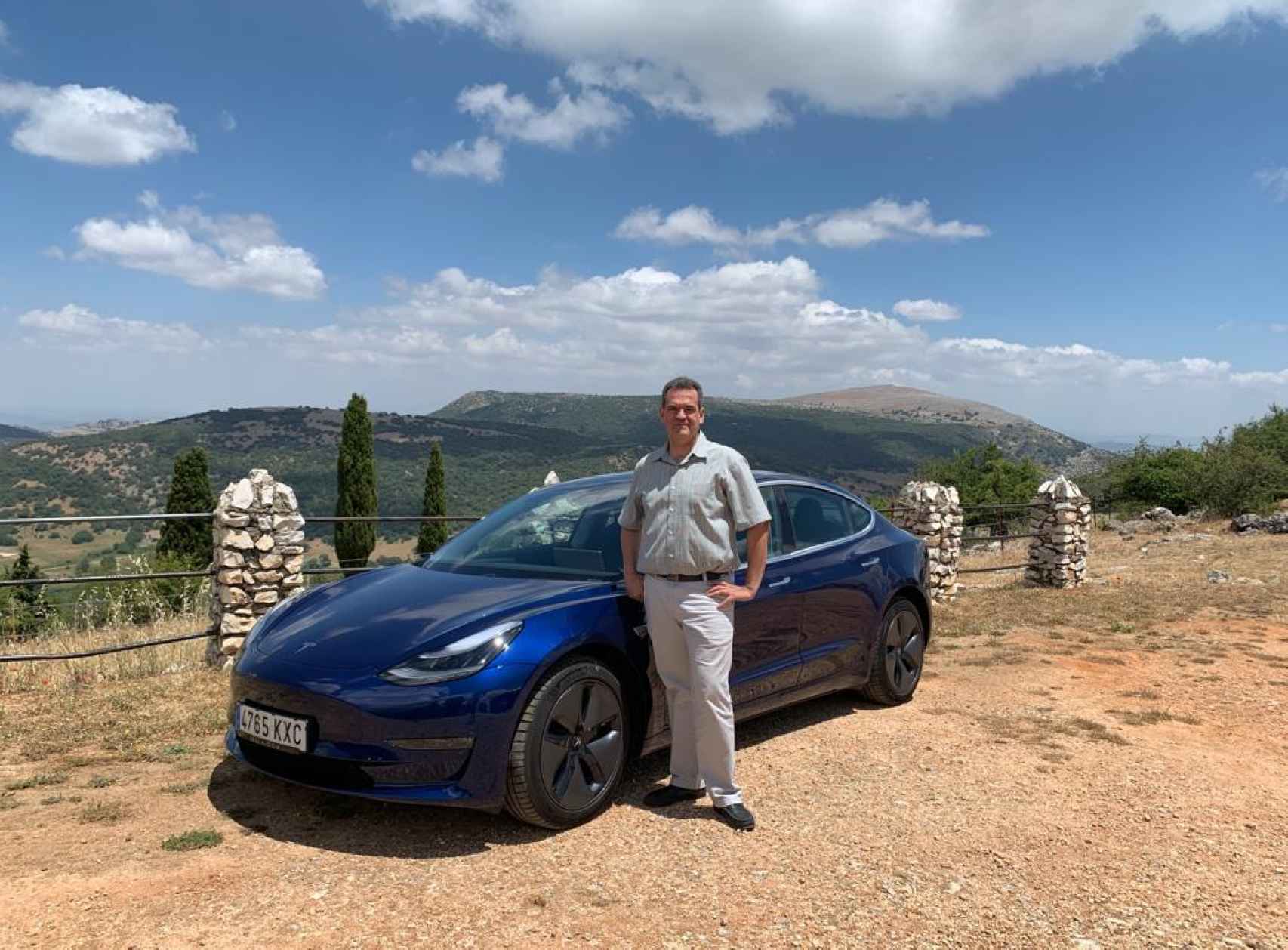 José Manuel con su nuevo Tesla Model 3