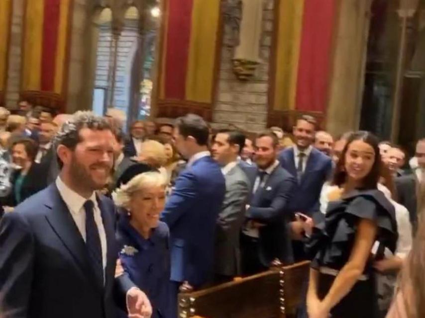 Roman Trias y su madre Puri Arraut en el Ayuntamiento de Barcelona.